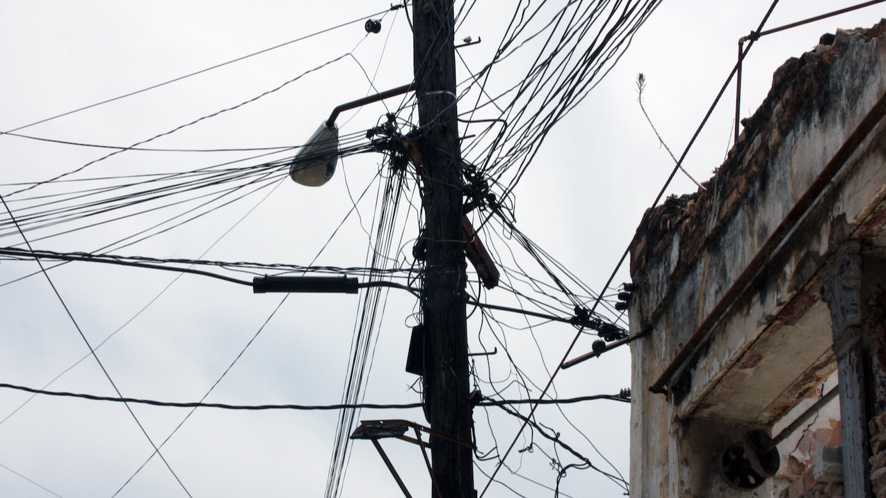 Cables de electricidad en Cuba.