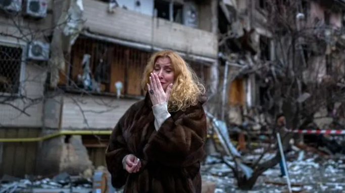 Una mujer en Kiev tras un bombardeo ruso.