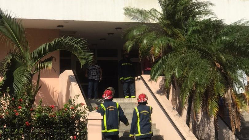 Los bomberos que se personaron en el policlínico del Hospital Marfán-Borrás.