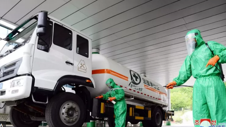 Un camión de traslado de oxígeno es desinfectado en Corea del Norte.