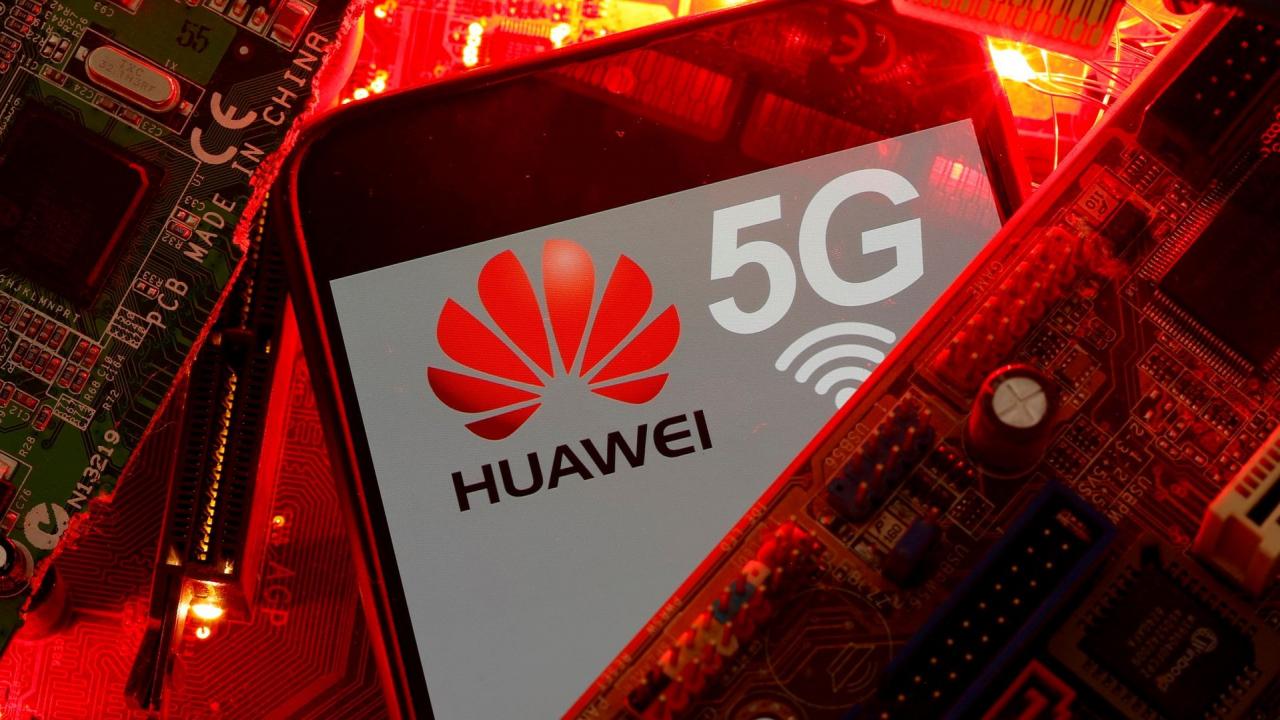 Un teléfono inteligente con el logotipo de la red 5G de Huawei y la placa base de una PC.