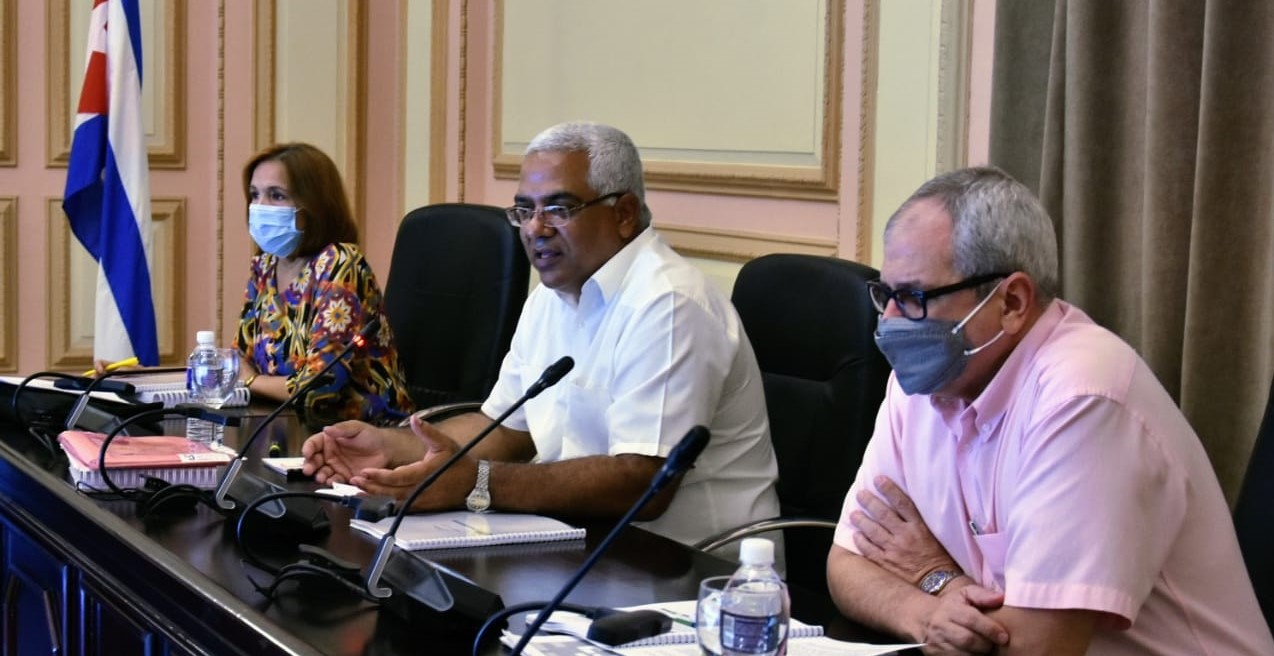 El ministro de Justicia Oscar Silveira Martínez (centro) durante la reunión de la comisión redactora del Código de las Familias de Cuba.