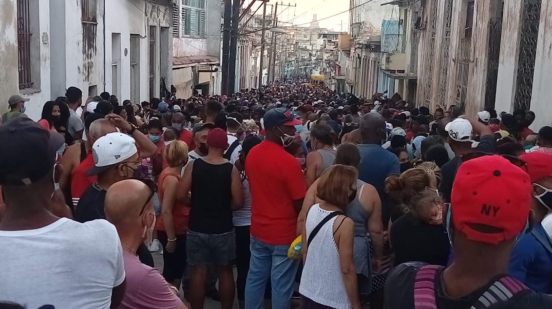 Cola para el mercado de Cuatro Caminos en La Habana.