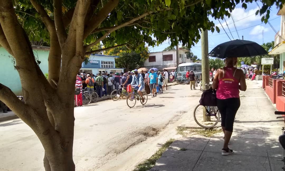 A line to buy oil in Mayarí, Holguín. 