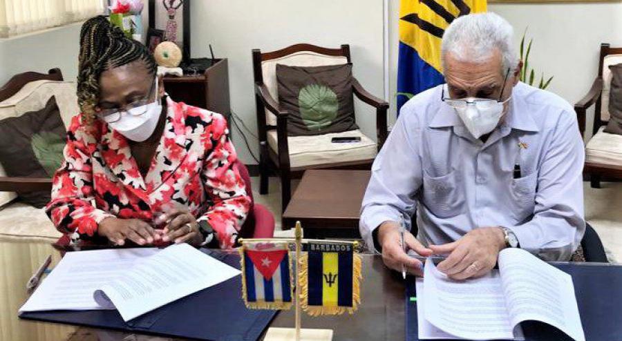 Firma del acuerdo de salud entre los gobiernos de Barbados y Cuba.