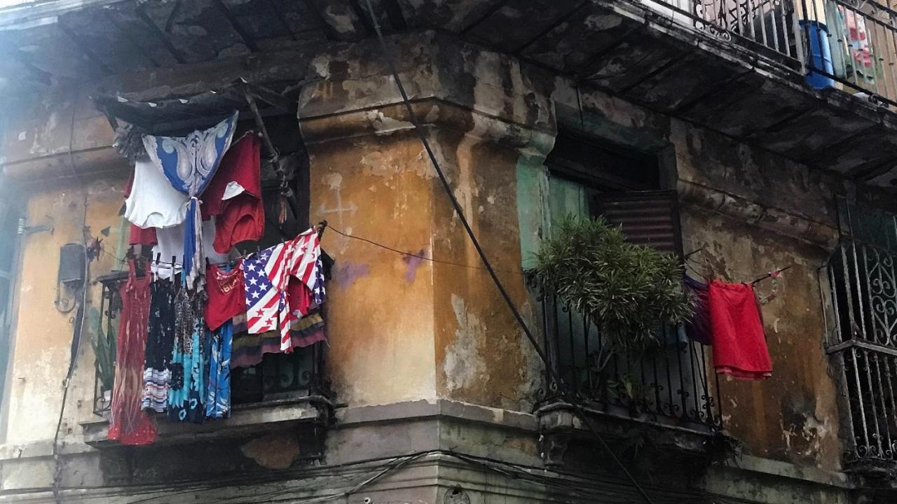Ropa lavada y tendida en un balcón de un edificio familiar en mal estado en La Habana.