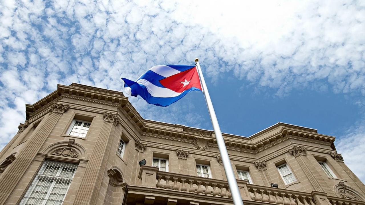 Bandera cubana en la embajada de Cuba en Washington.