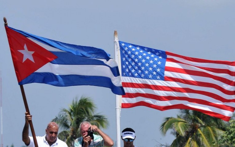 Banderas de Cuba y EEUU.