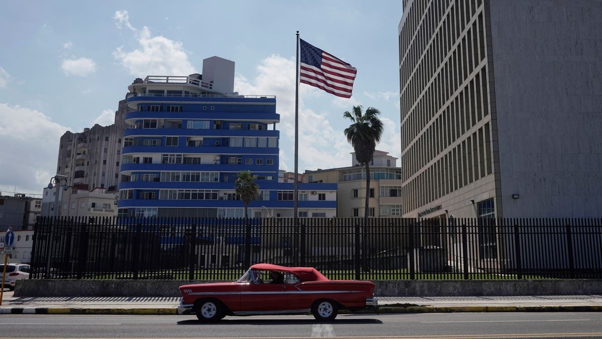 Un carro pasa por delante de la embajada de EEUU en La Habana.