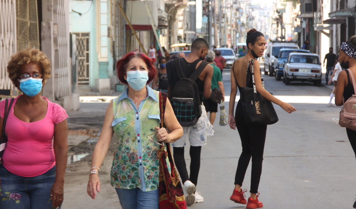 Mujeres en una calle de Cuba.