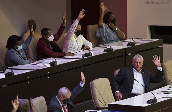 Votación en la sesión extraordinaria de la Asamblea Nacional de Cuba.