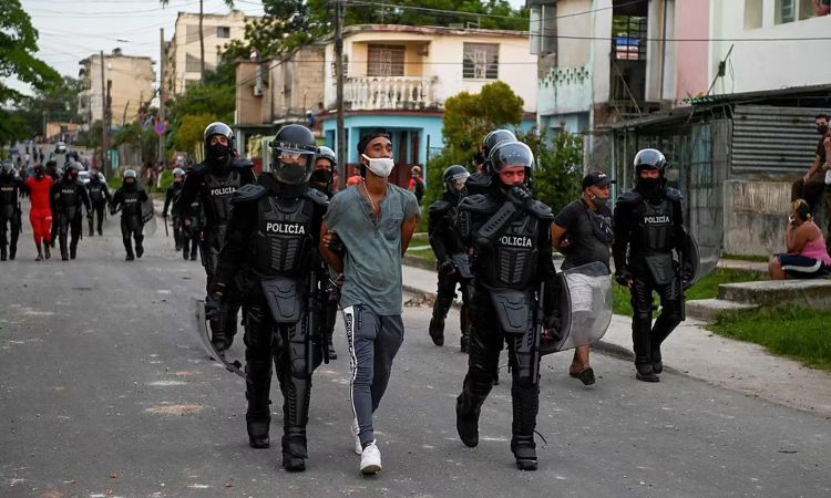 Arresto de un cubano durante las protestas del 11J.