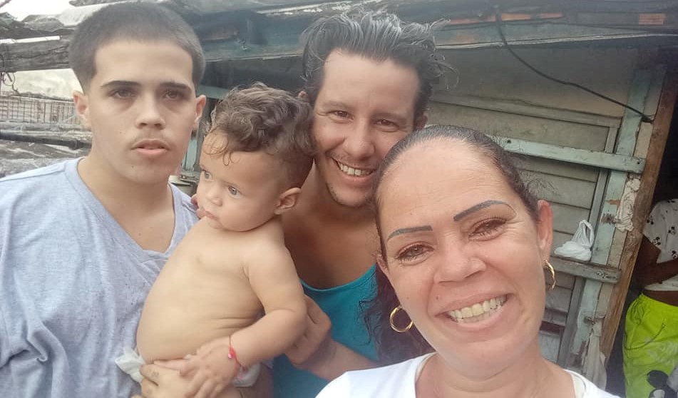 El menor cubano Jonathan Torres Farrat (izq) con su bebé de meses y su madre Bárbara Farrat.