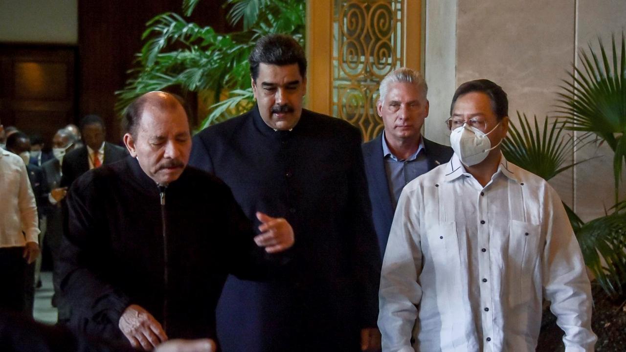 Ortega, Maduro, Díaz-Canel y Luis Arce caminan juntos durante la pasada Cumbre del ALBA en La Habana, Cuba.