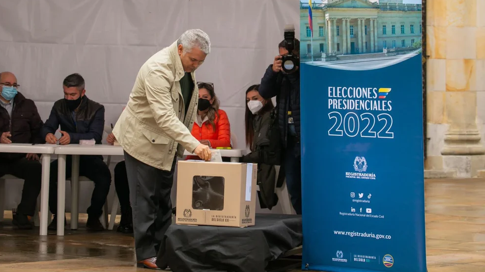 El presidente colombiano Iván Duque deposita su voto.