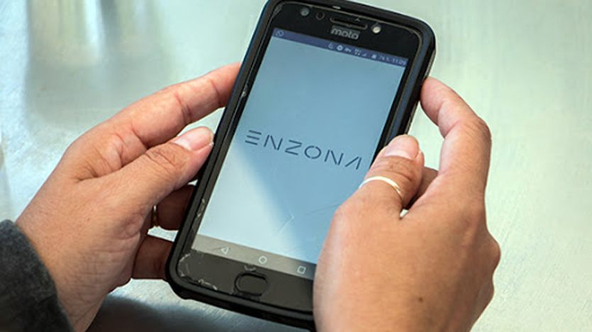 Un cubano revisa la plataforma EnZona.