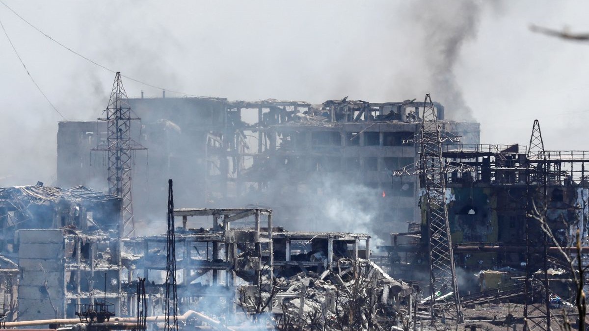 Una vista de las destruidas instalaciones de la acería de Azovstal, de Mariúpol.