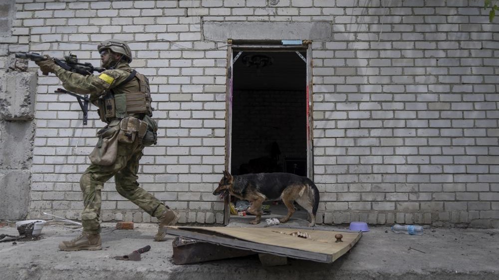Un militar ucraniano en una misión de reconocimiento en una aldea recientemente recuperada en el este de Ucrania, el sábado 14 de mayo de 2022.