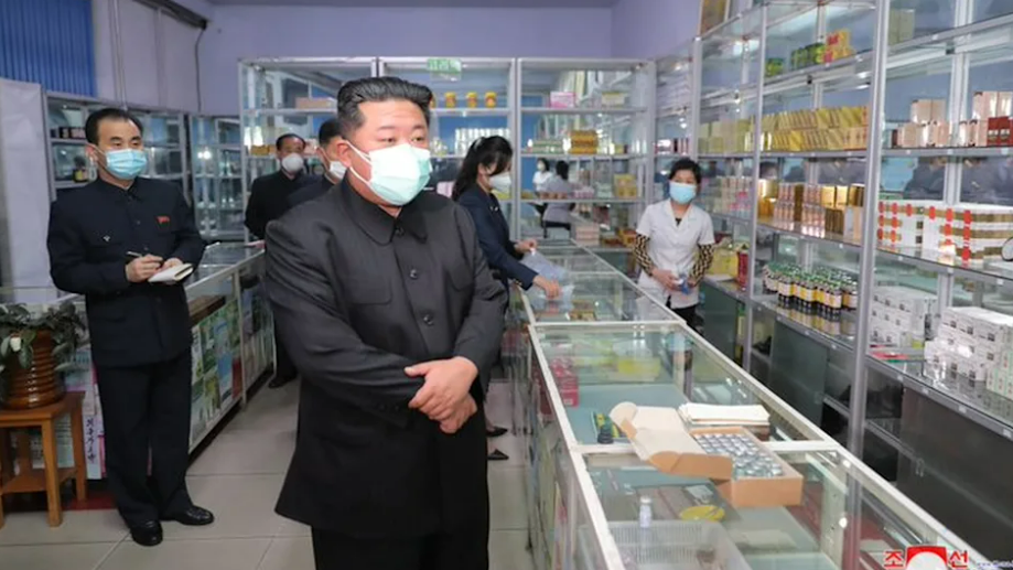 Kim Jong-un se deja ver en la televisión oficial visitando una farmacia.
