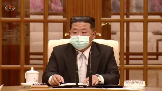 Kim Jong-un con mascarilla en la televisión oficial.
