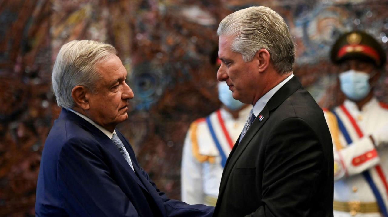 El presidente de México Andrés Manuel López Obrador (izq) con Miguel Díaz-Canel.