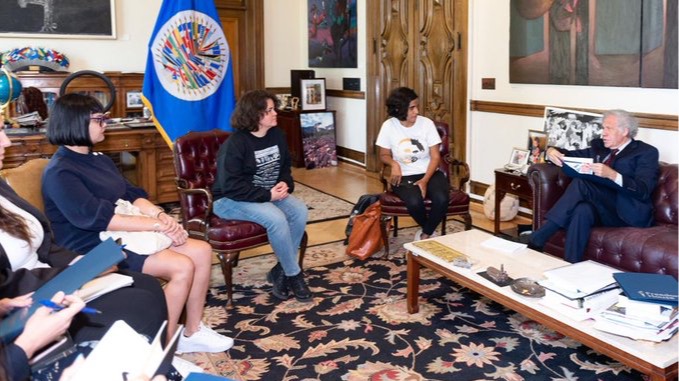 Almagro reunido con las cubanas Claudia Genlui, Salomé García y Anamely Ramos.