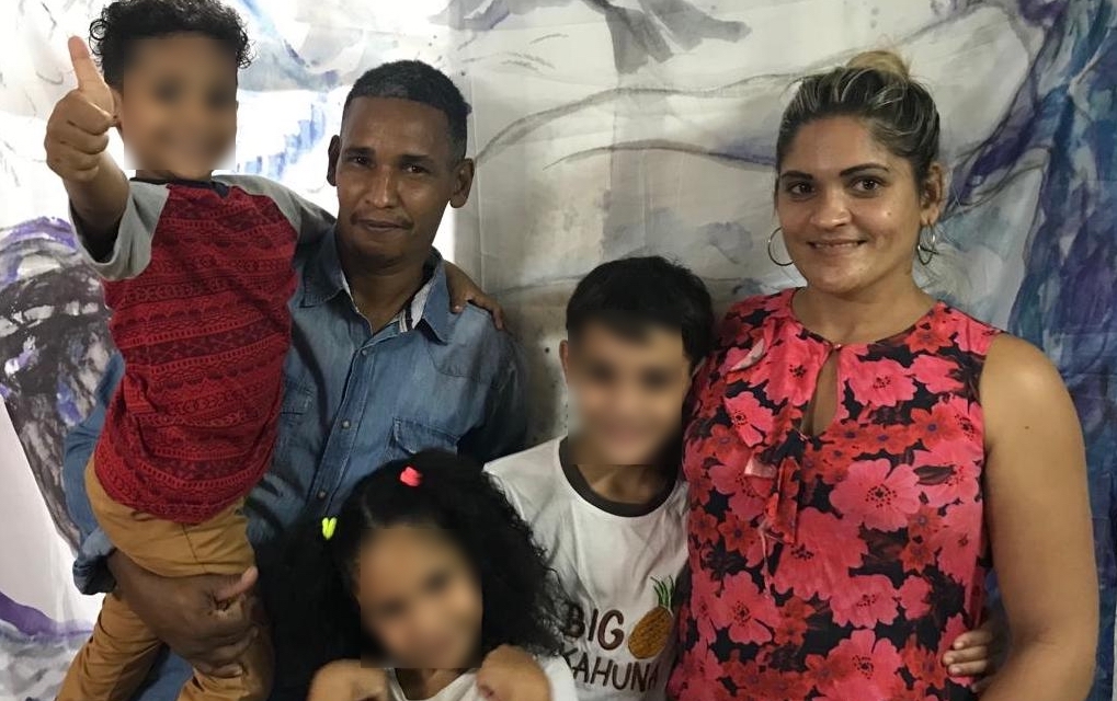 El opositor cubano José Rolando Casares junto a su esposa, Yamilka Abascal, y sus hijos.