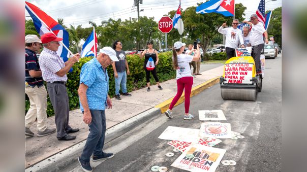 Protesta en Miami contra la cantante Laura Pausini.