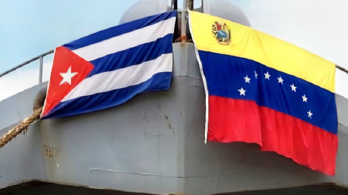 Un buque con banderas de Cuba y Venezuela.