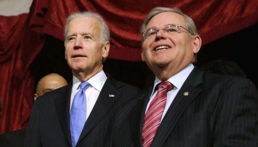 El presidente de EEUU, Joe Biden, junto al senador cubanoamericano Bob Menéndez.