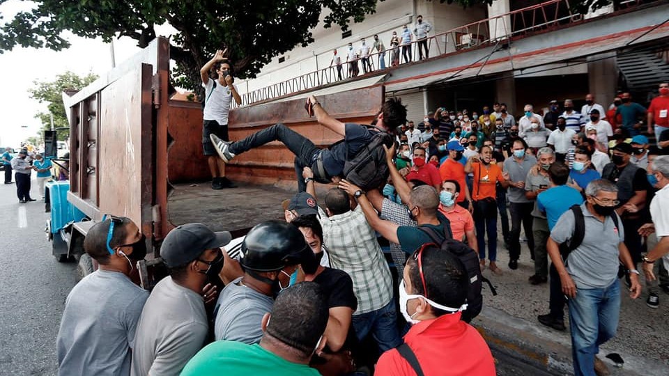 Represión contra manifestantes pacíficos ante el Instituto de Radio y TV el 11J.