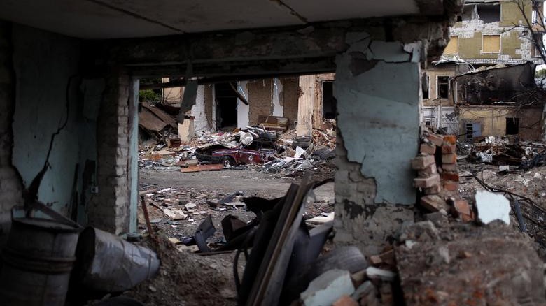 Una vista de una zona residencial destruida por un bombardeo ruso en Jarkov, Ucrania.