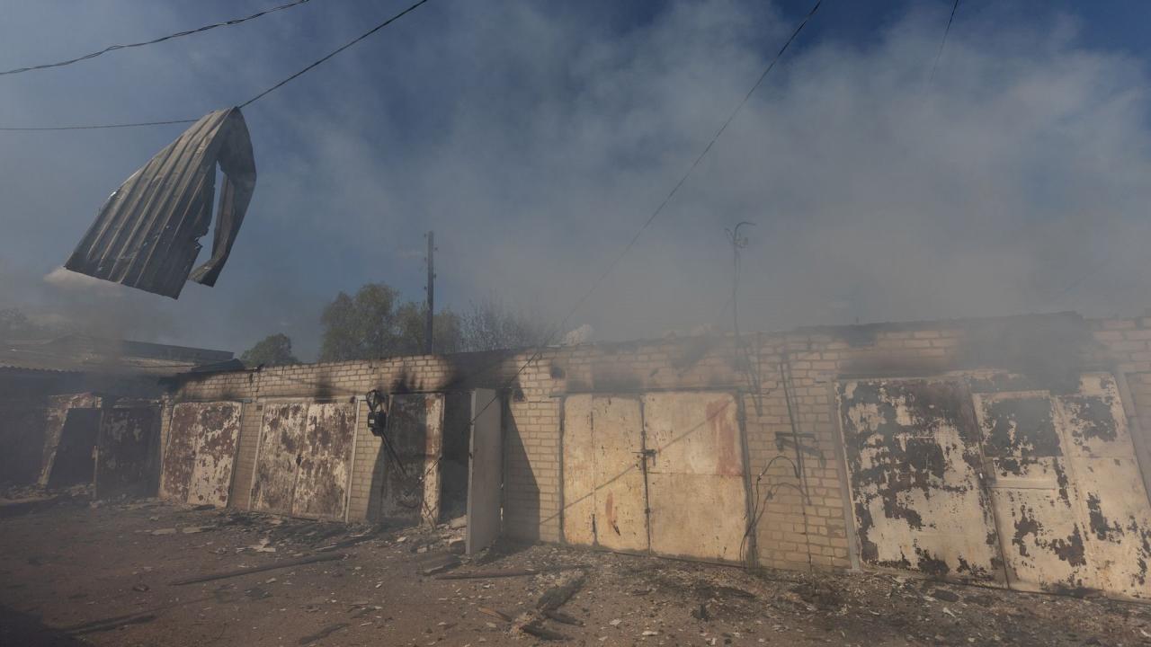 Un garaje arde tras un ataque militar cerca de una estación de tren, en la ciudad de Lyman, región de Donetsk, Ucrania, 28 de abril de 2022.