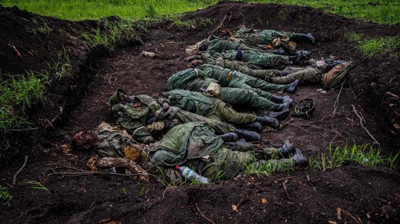 Cadáveres de soldados rusos muertos en la batalla en la que los ucranianos retomaron la localidad de Viljivka, cerca de Jarkov.