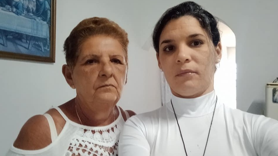 La prisionera política cubana Sayli Navarro (der.) y su madre Sonia Álvarez Campillo.