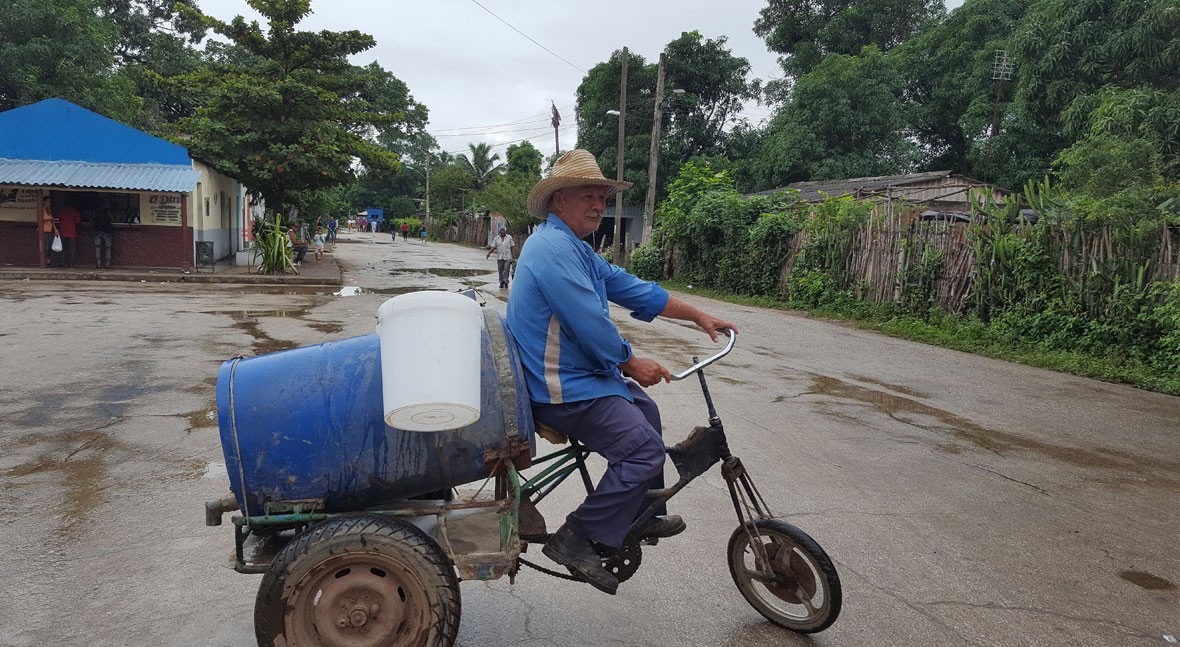 Vendedor de agua en Cuba.