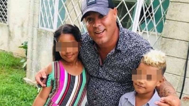 El preso político cubano Maykel Puig Bergolla con sus hijos.
