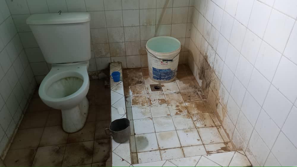 El baño del 'hogar de tránsito' donde está la adolescente cubana.