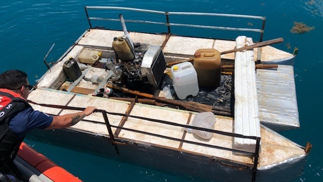 Balsa utilizada por migrantes cubanos interceptados por la Guardia Costera de EEUU.