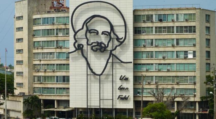 Imagen conmemorativa de Camilo Cienfuegos en un edificio de la Plaza de la Revolución.