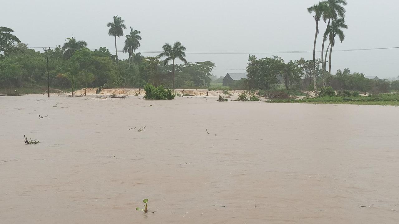 Río desbordado en Pinar del Río por las lluvias de viernes y sábado.