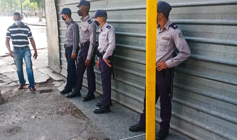 Policías en La Habana.