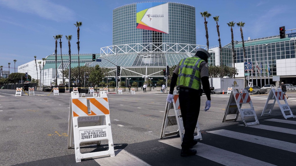 Barreras de seguridad en torno al centro de convenciones donde se celebra la Cumbre de las Américas, en Los Ángeles.