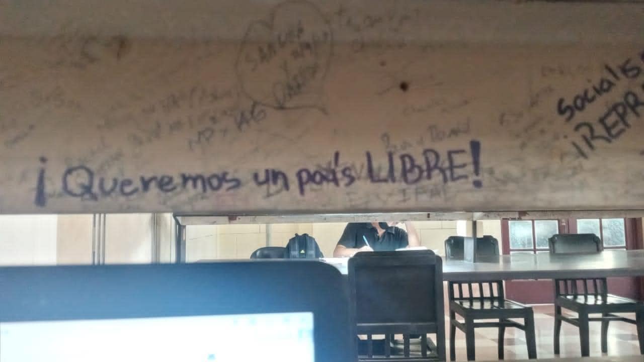 Pintadas aparecidas presuntamente en la biblioteca de la Universidad de La Habana.