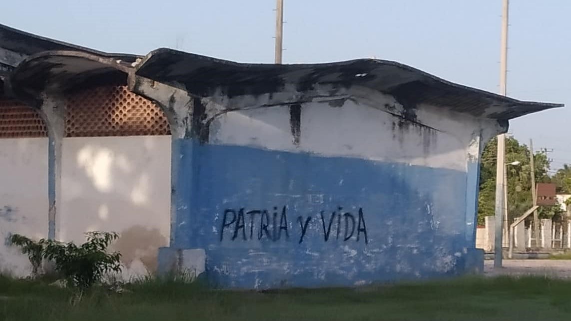 Pintada de 'Patria y Vida' en un estadio de La Habana.
