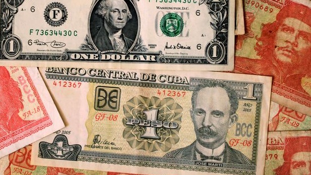 Dólares y pesos cubanos. 