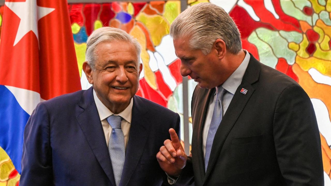 Andrés Manuel López Obrador y Miguel Díaz-Canel en el Palacio de la Revolución en La Habana, el 8 de mayo de 2022.