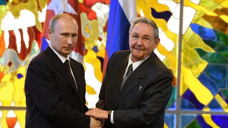 Vladimir Putin estrecha la mano de Raúl Castro en una visita a Cuba.