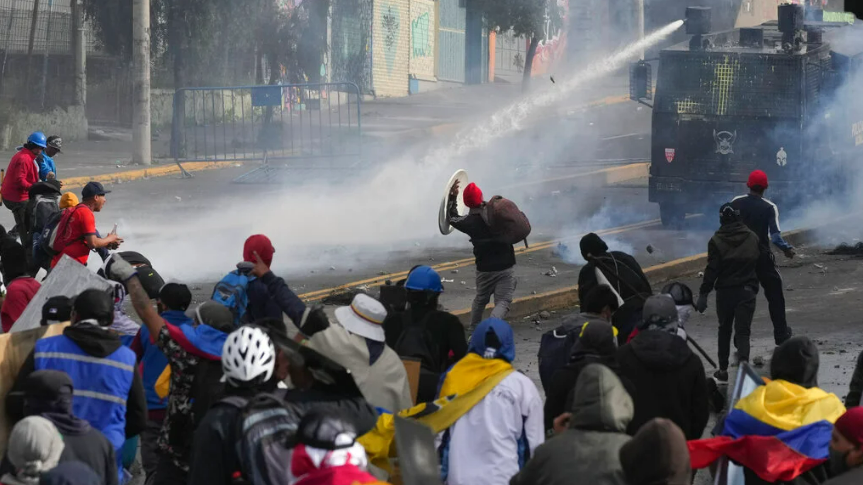 Enfrentamientos entre manifestantes y la Policía en Quito.