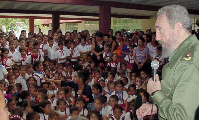 Fidel Castro de visita en una escuela.